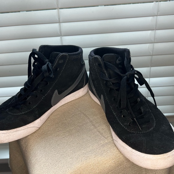 Nike black suede sneaker high tops grey swish women’s size 7.5 EUC